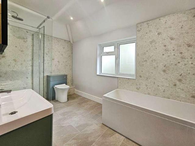 6 bed house for sale