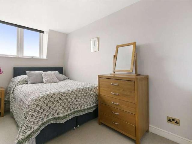 6 bed house for sale