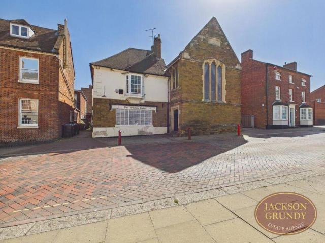 6 bed house for sale