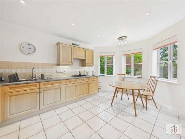6 bed house for sale