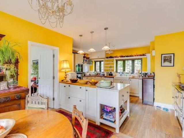 6 bed house for sale