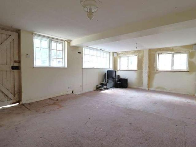 6 bed house for sale