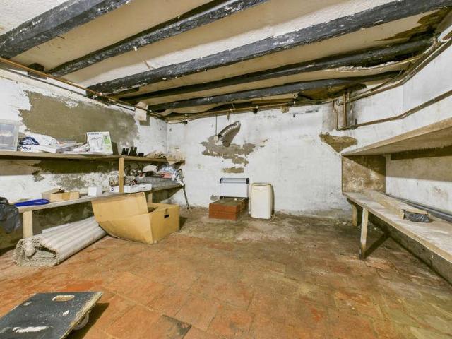 6 bed house for sale