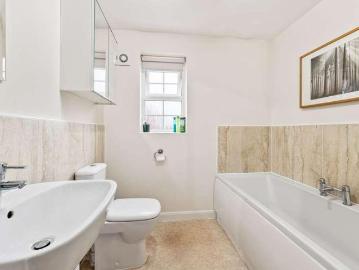 6 bed house for sale