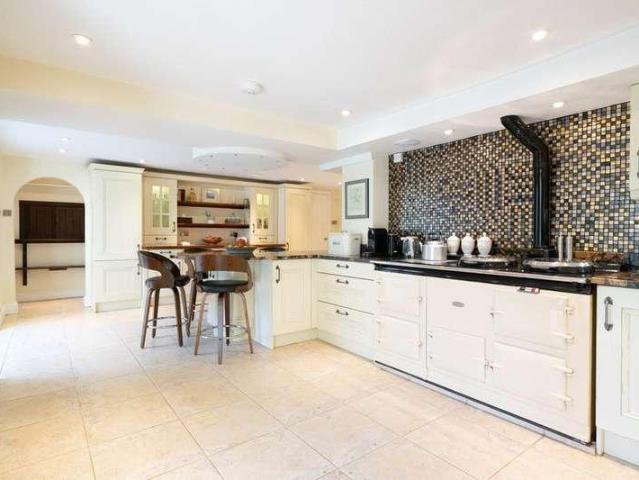 6 bed house for sale