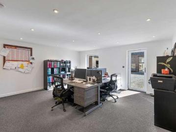 6 bed house for sale