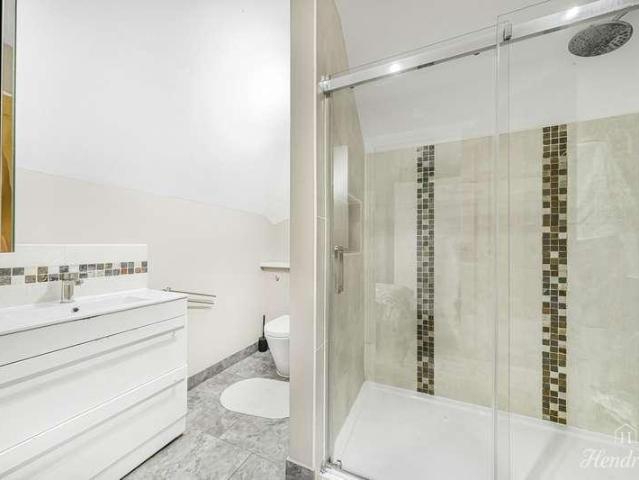 6 bed house for sale