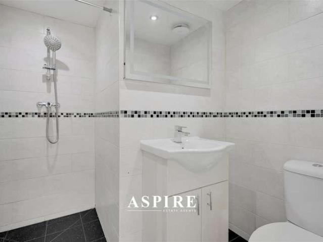6 bed house for sale