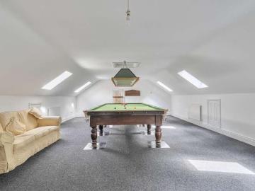 6 bed house for sale