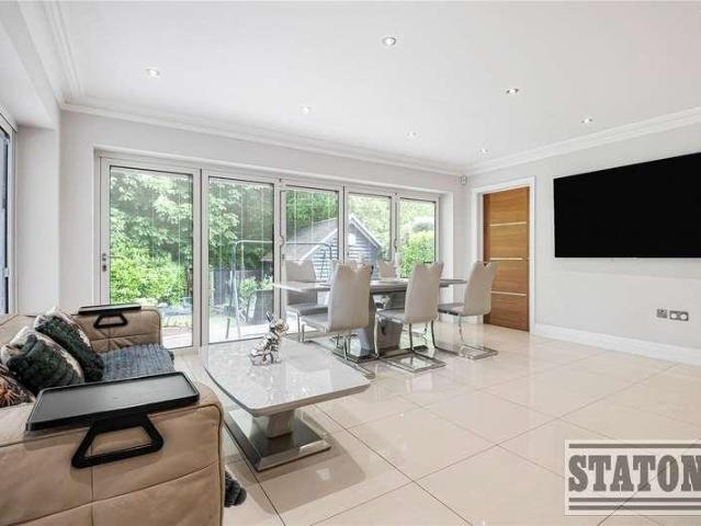 6 bed house for sale