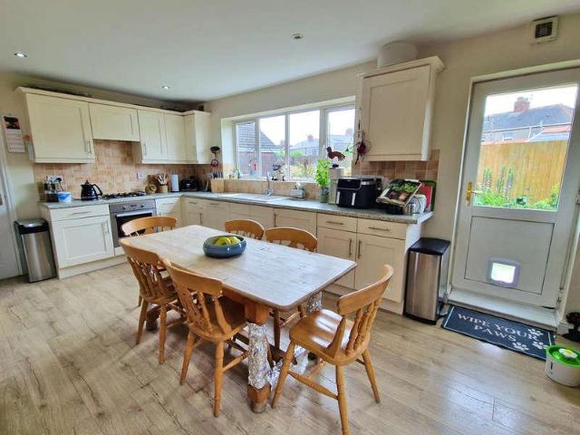 6 bed house for sale