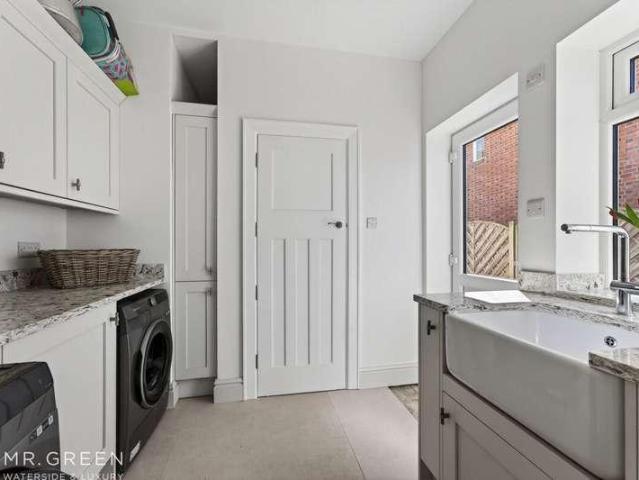 6 bed house for sale