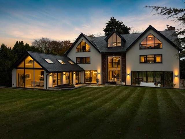 6 bed house for sale