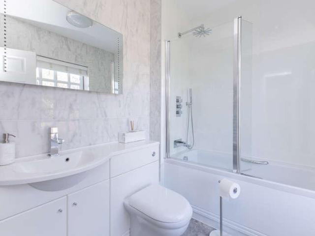 6 bed house for sale