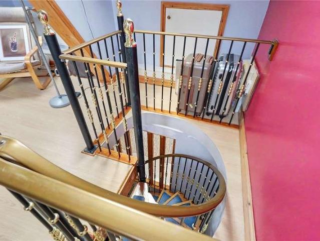6 bed house for sale