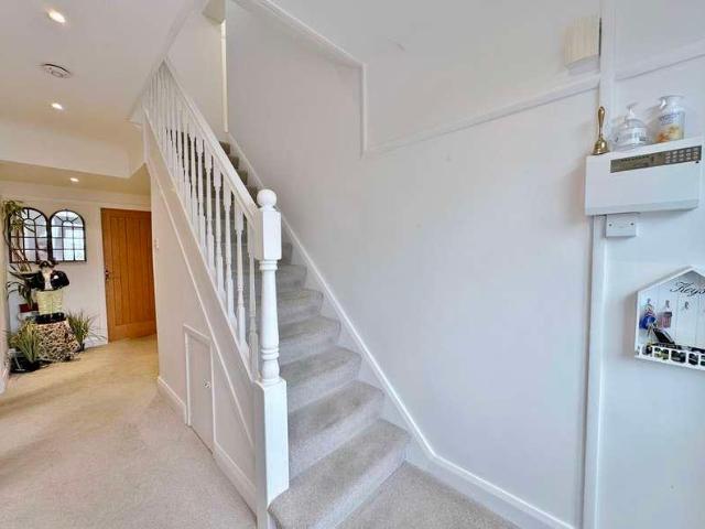 6 bed house for sale
