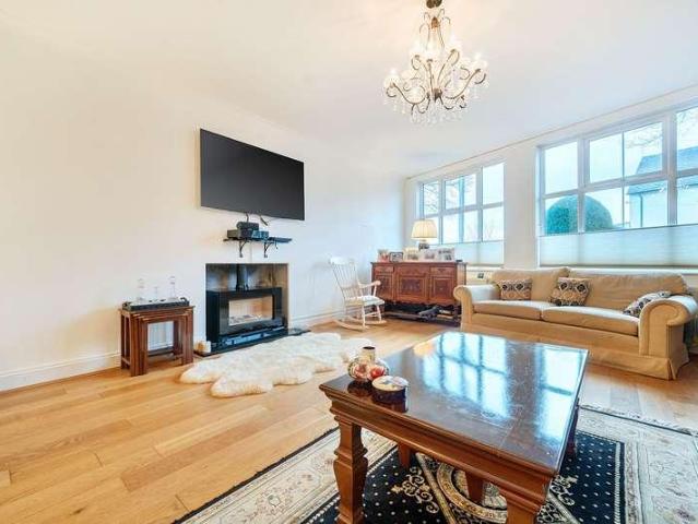 6 bed house for sale
