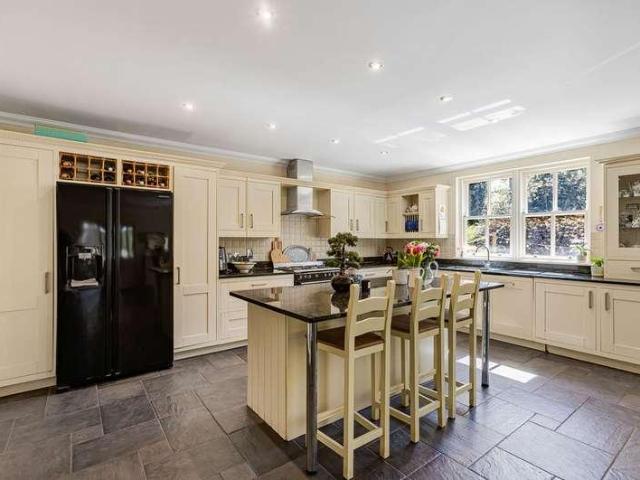 6 bed house for sale