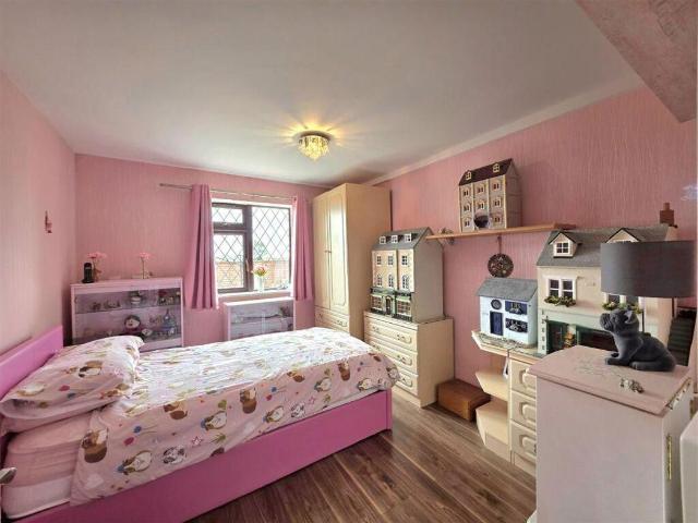 6 bed house for sale