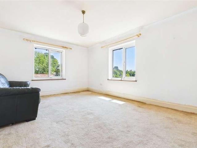 6 bed house for sale