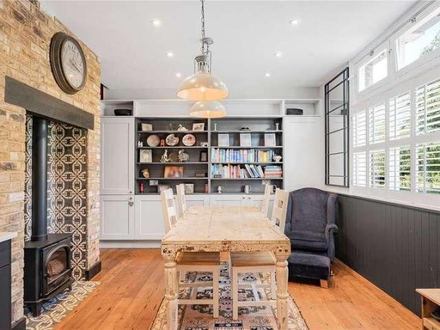 6 bed house for sale
