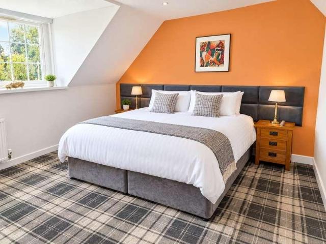 6 bed house for sale