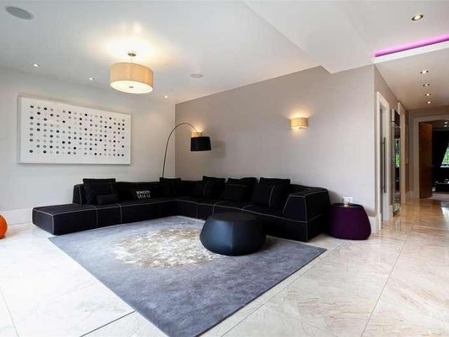 6 bed house for sale
