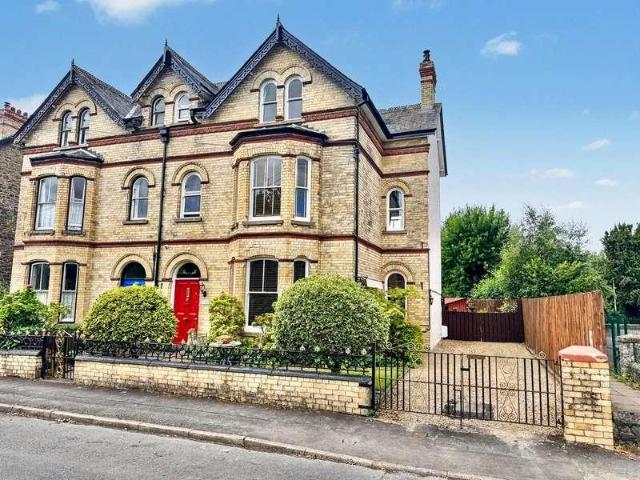 6 bed house for sale