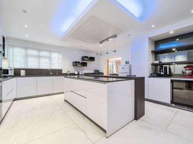 6 bed house for sale