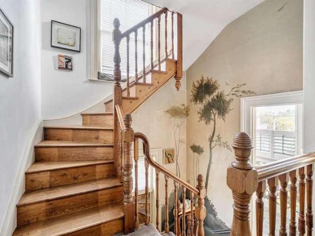 6 bed house for sale