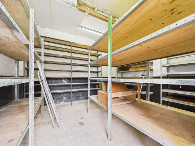 6 bed house for sale