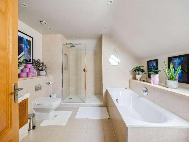 6 bed house for sale