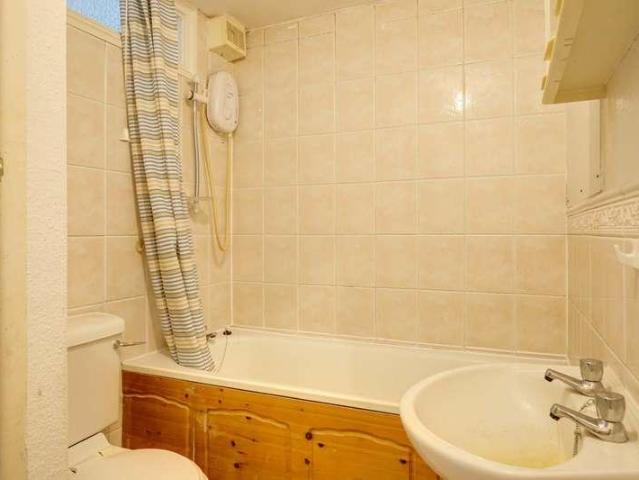 6 bed house for sale