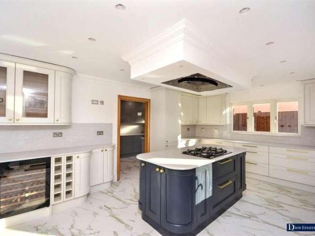 6 bed house for sale