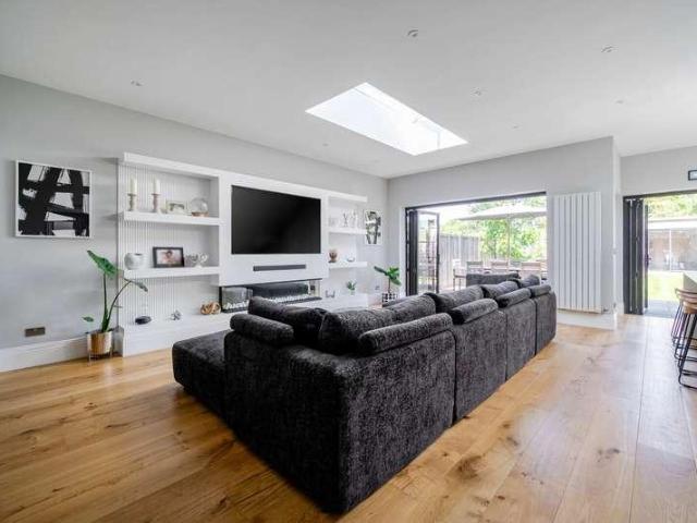 6 bed house for sale
