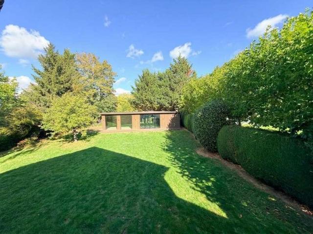 6 bed house for sale