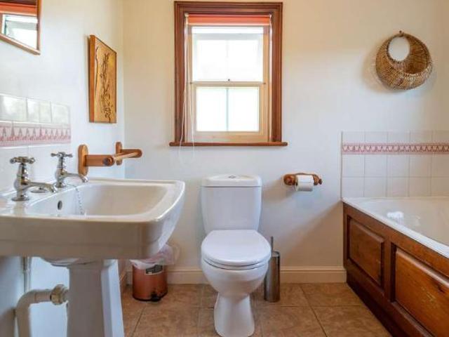 6 bed house for sale