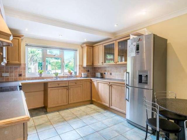 6 bed house for sale