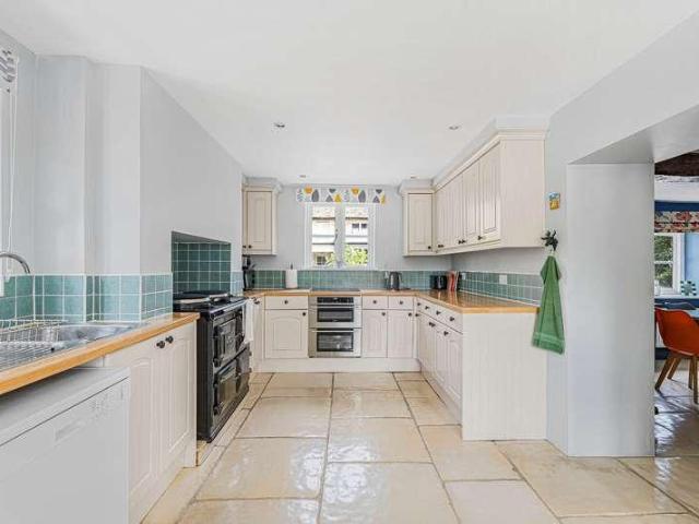 6 bed house for sale