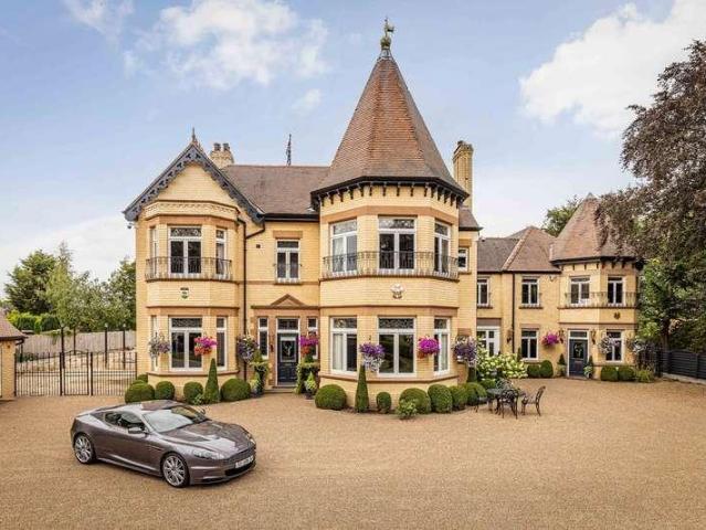 6 bed house for sale