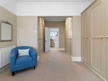 6 bed house for sale