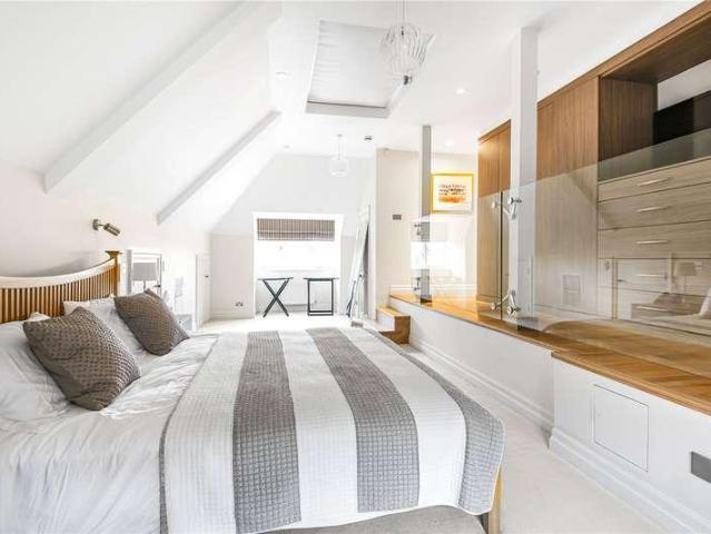 6 bed house for sale