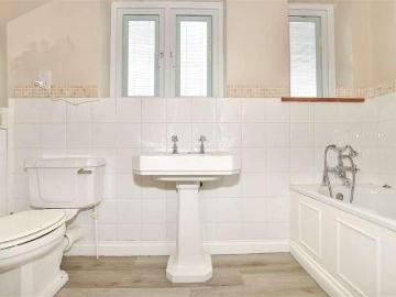 6 bed house for sale