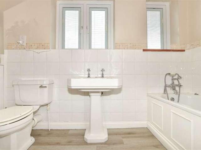 6 bed house for sale
