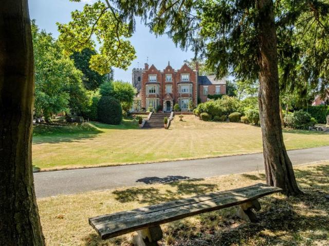 6 bed house for sale
