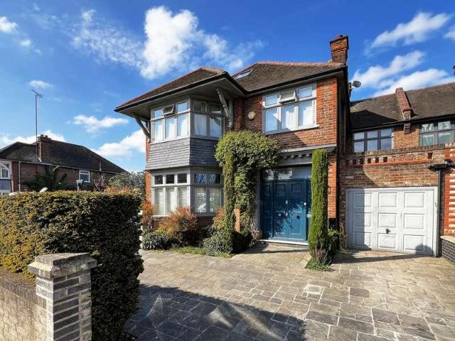 6 bed house for sale