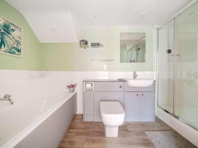 6 bed house for sale