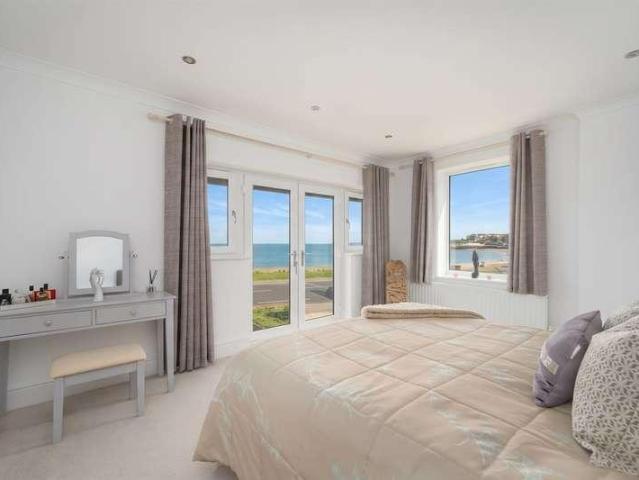 6 bed house for sale