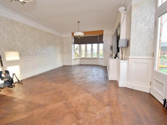 6 bed house for sale