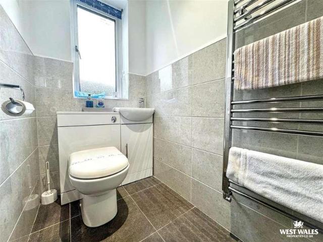 6 bed house for sale